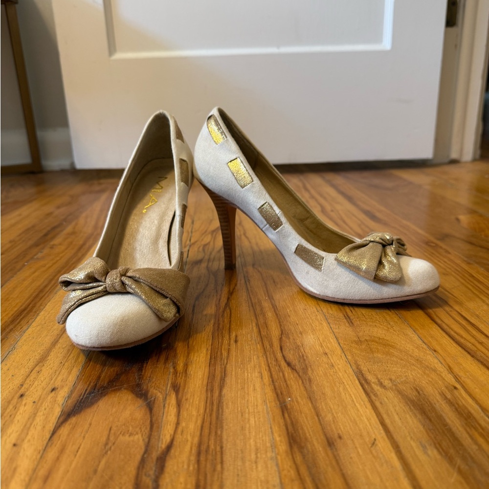 MIA Women's Cream and Gold Bow heels
